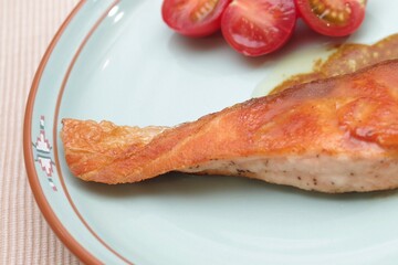 鮭のムニエルをニンニクソースで（接写）