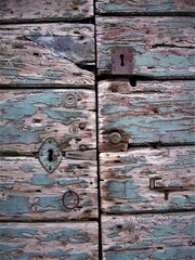 Italien, Perugia, Holztür, Tür aus Holz, wodden door, porta in legno, antico, Türriegel, Türschlösser, serratura, Scheune, abblätternder Lack