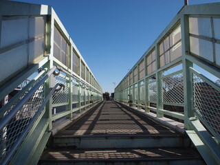 Fototapeta premium 歩道橋の上 〜On the pedestrian bridge