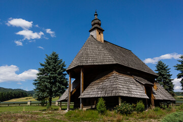 Fototapeta premium cementerio y capilla de San Sebastian,construida integramente con madera, Maniowy , voivodato de la Pequeña Polonia, Cárpatos, Polonia, europe