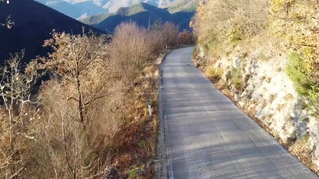 Decollo da strada verso valle