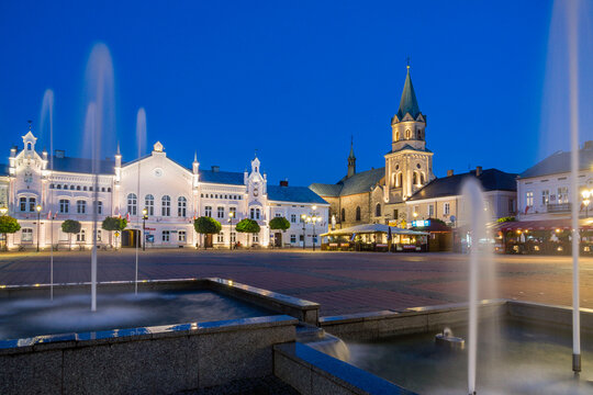 iglesia franciscana y antiguo ayuntamiento, plaza del mercado, Sanok,  Voivodato de Subcarpacia, Polonia,  eastern europe