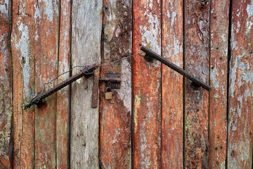 vieille porte d'entrée en bois  condamnée,cadenassée