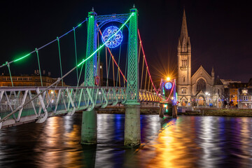 Obraz premium Greig Street Bridge sobre el rio Ness, Inverness, Highlands, Escocia, Reino Unido