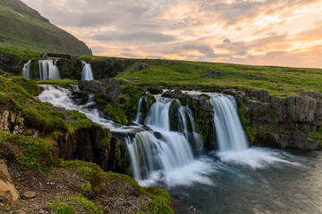Obraz premium Magnificent Kirkjufellsfoss waterfall in Northern Iceland at sunset