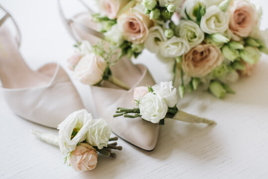 Weddig bouquets with bride shoes