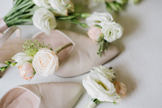 Weddig bouquets with bride shoes