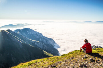 Naklejka na ściany i meble Gipfelsturm in den Alpen im Herbst über den Wolken