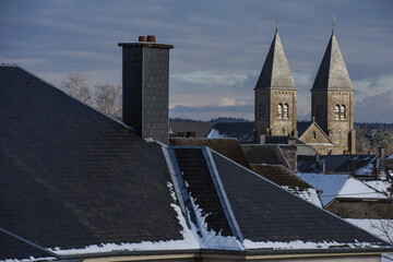 Belgique Wallonie Gaume Ardenne Habay neige hiver immobilier toit eglise religion