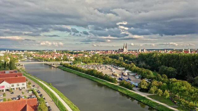 Video einer Luftaufnahme mit einer Drohne eines abst&uuml;rzenden Meteoriten oder unidentifizierten unbekannten Flugobjekt UFO &uuml;ber der Altstadt Regensburg, Deutschland