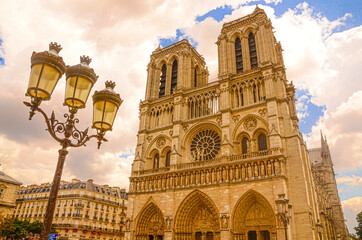 Fototapeta na wymiar Panoramica de la catedral de Notredam Paris Francia