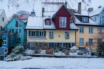 romantisches Ensemble mittelalterlicher Häuser im Winter; Lindau, Bodensee, Gerberschanze