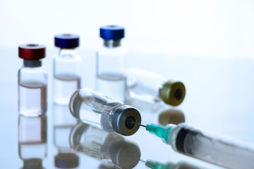 Vacunas, vaccine y jeringas en recipiente. En un laboratorio