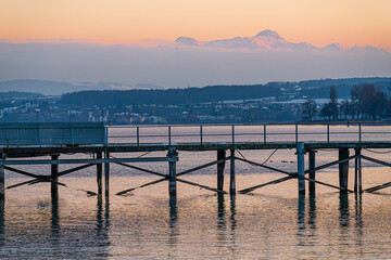 D, Bodensee, Sonnenuntergang im Fährhafen Konstanz mit Blick auf das Alpsteingebirge mit Säntis und Altmann im Abendlicht