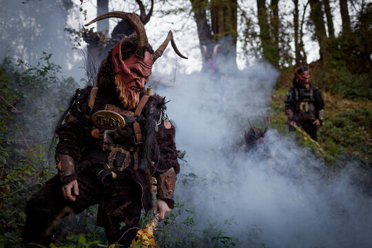 Krampus im Nebel des Waldes. Brauchtum bzw Tradition in &Ouml;sterreich