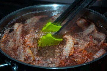 fresh  shrimps  stored  in the  pot  of  boiling  water 