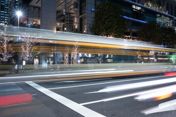 Fototapeta na wymiar 東京を流れるヘッドライト