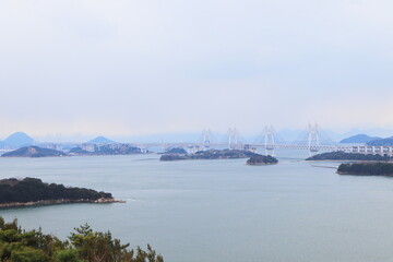 Fototapeta na wymiar 日本の岡山県にある鷲羽山展望台から撮影した瀬戸内海と瀬戸大橋