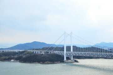 Fototapeta premium 日本の岡山県にある鷲羽山展望台から撮影した瀬戸内海と瀬戸大橋