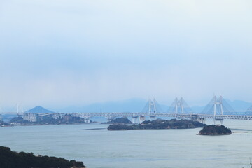 日本の岡山県にある鷲羽山展望台から撮影した瀬戸内海と瀬戸大橋