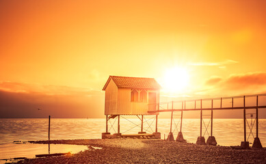 Naklejka premium Badehaus am See bei Sonnenuntergang