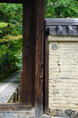 寺院の門と土塀