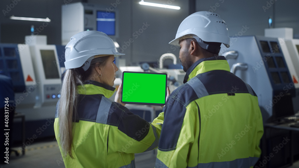 Fototapete industry 4.0 factory: chief engineer and project supervisor in safety vests and hard hats, talk, use