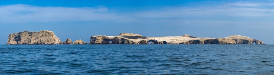 Fototapeta na wymiar Panorama der Ballestas Insel vor Pisco in Peru - Ica Region mit Vogelkolonien