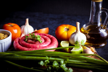 Calabresa grelhada na placa de madeira com especiarias. Delicioso churrasco brasileiro.