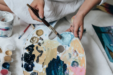 Obraz premium artist painting with brush