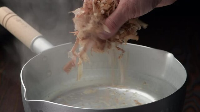 鰹節から出汁を取る