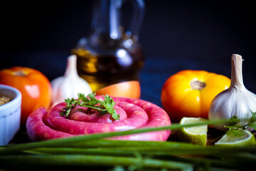 Calabresa grelhada na placa de madeira com especiarias. Delicioso churrasco brasileiro.