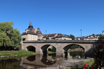 Fototapeta na wymiar Nouvelle-Aquitaine - Limousin - Creuse - La Celle-Dunoise - Vue sur le Pont et l'église