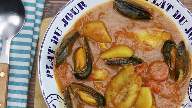 assiette de bouillabaisse sur une table en bois