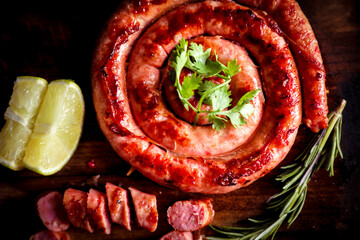Calabresa grelhada na placa de madeira com especiarias. Delicioso churrasco brasileiro.