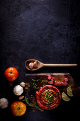 Calabresa grelhada na placa de madeira com especiarias. Delicioso churrasco brasileiro.