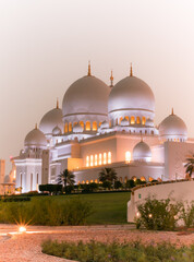 Fototapeta na wymiar sheikh zayed grand mosque in abu dhabi, united arab emirates. one of the beautiful and famous mosque - middle east