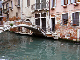 Fototapeta na wymiar ponte di palazzo storico in Venezia
