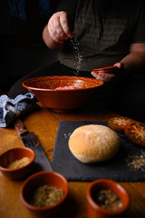 Preparación de receta casera con elementos vintage. Manos añadiendo sal a la mezcla del bol de...