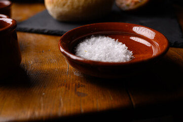 Sal en un recipiente de barro
