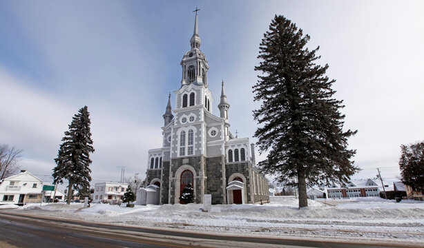 L'&eacute;glise de Saint-Basile dans Portneuf au Qu&eacute;bec