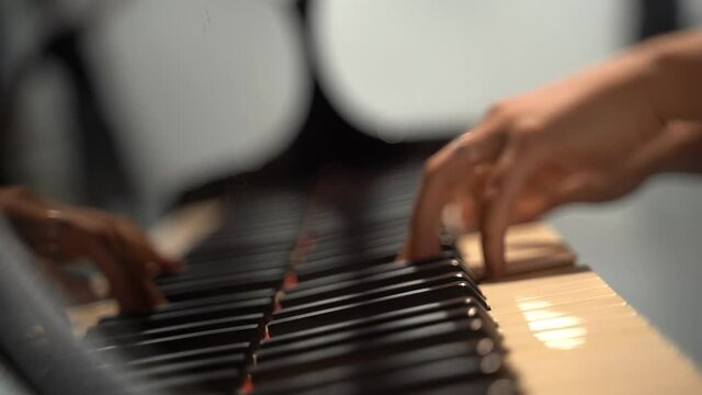  Manos Pianista Tocando