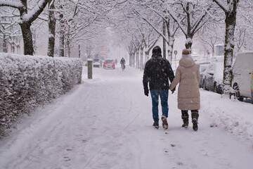 Fußgänger bei starkem Schneefall im Winter