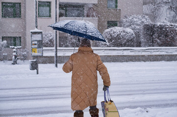 Fußgänger bei starkem Schneefall im Winter