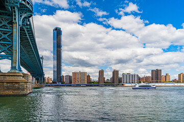 Obraz premium Manhattan Bridge over East River and waterfront condominium Manhattan New York City Wide angle view