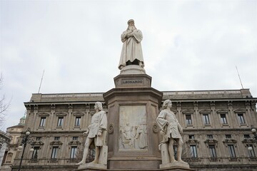 Fototapeta na wymiar Monument of Leonardo at Piazza della Scala in Milan, Italy - レオナルド・ダ・ヴィンチの銅像 スカラ広場 ミラノ イタリア