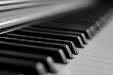 klawiatura pianina z czarno-białymi klawiszami