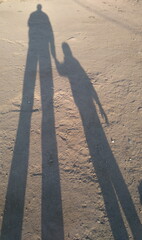 Padre e hijo proyectando su amor