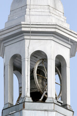 une cloche dans le clocher d'une église