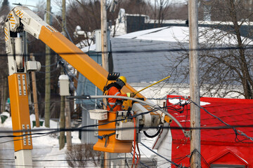 Les électriciens installe et répare des lignes électriques à l'extérieur - 408367802